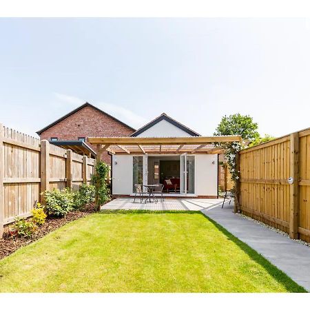 Charming Chester Studio With Private Garden & Free Parking Bagian luar foto