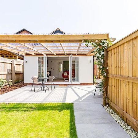 Charming Chester Studio With Private Garden & Free Parking Bagian luar foto
