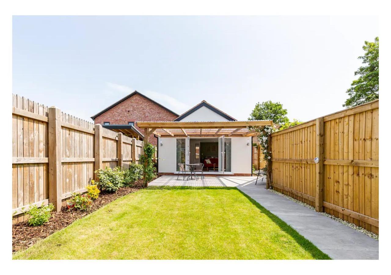 Charming Chester Studio With Private Garden & Free Parking Bagian luar foto